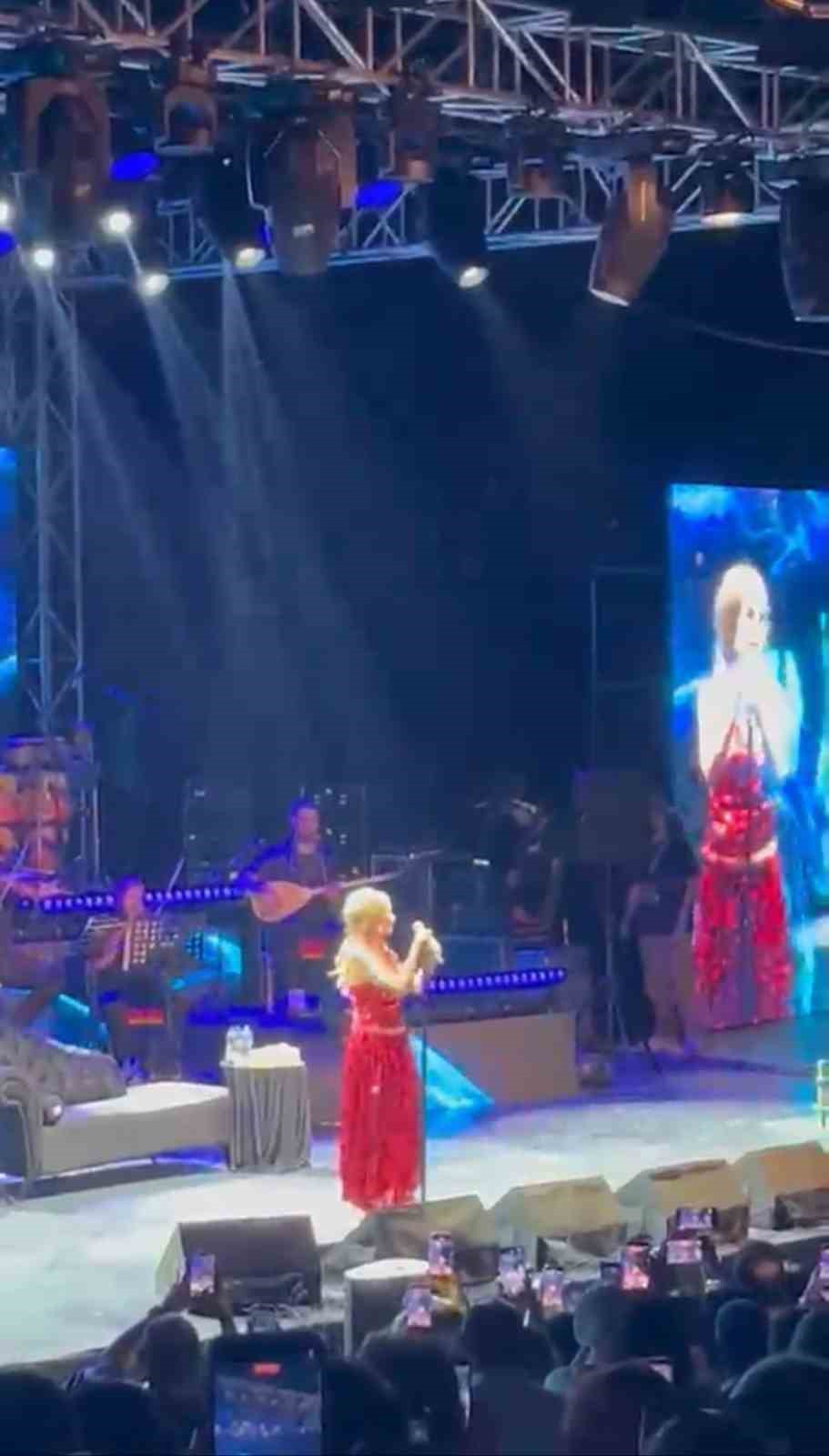Yıldız Tilbe’den sahnede şok eden doğum günü çıkışı..."Biten bir ömrün neyini kutlayacağım"