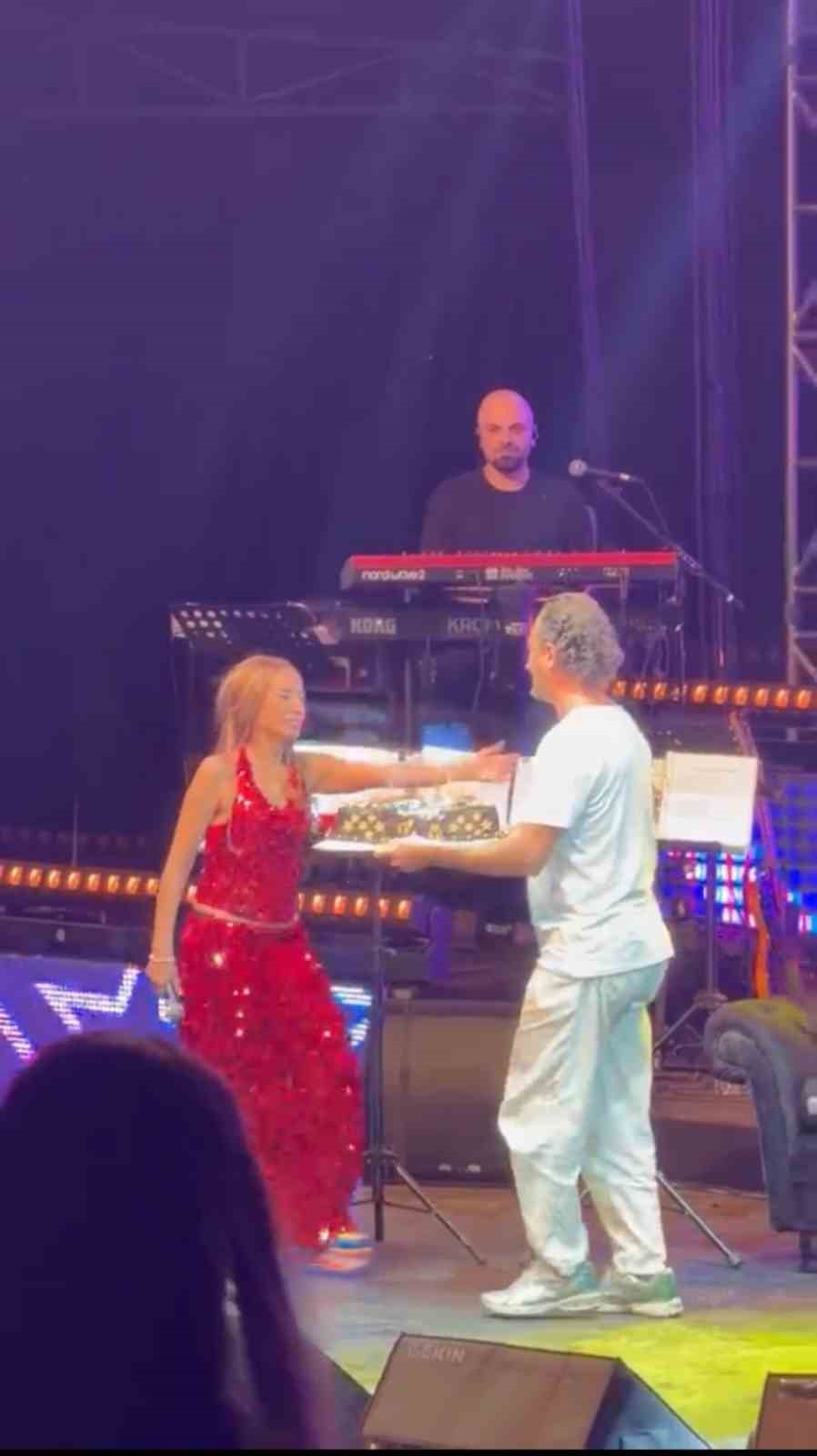 Yıldız Tilbe’den sahnede şok eden doğum günü çıkışı..."Biten bir ömrün neyini kutlayacağım"