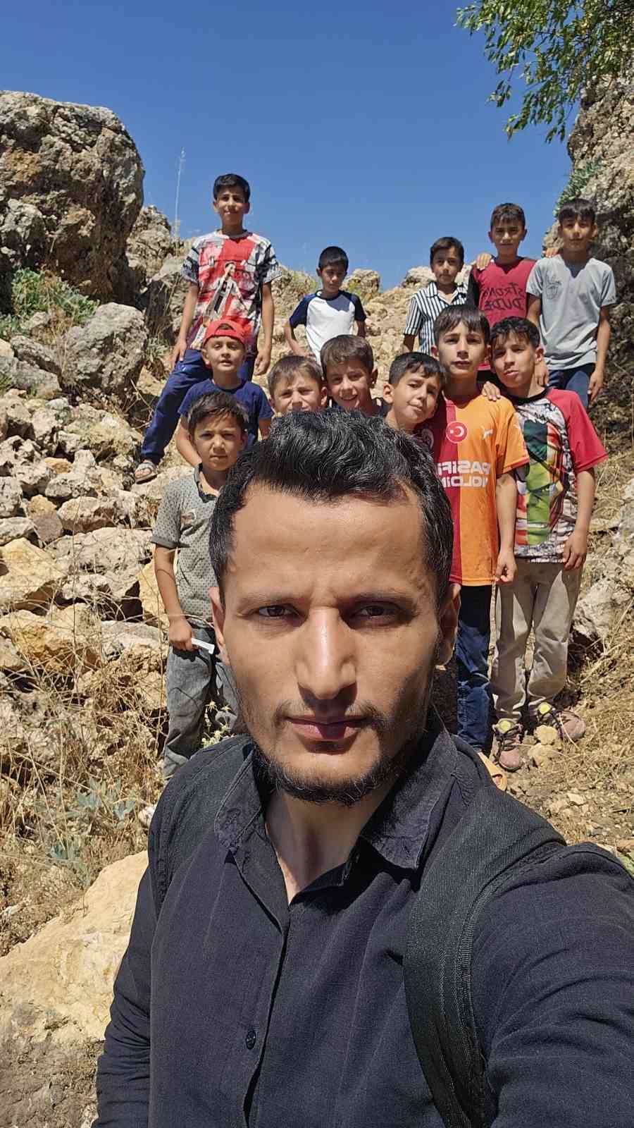 Medrese öğrencileri köy çeşmesi ve piknik alanını kendi imkanlarıyla temizledi