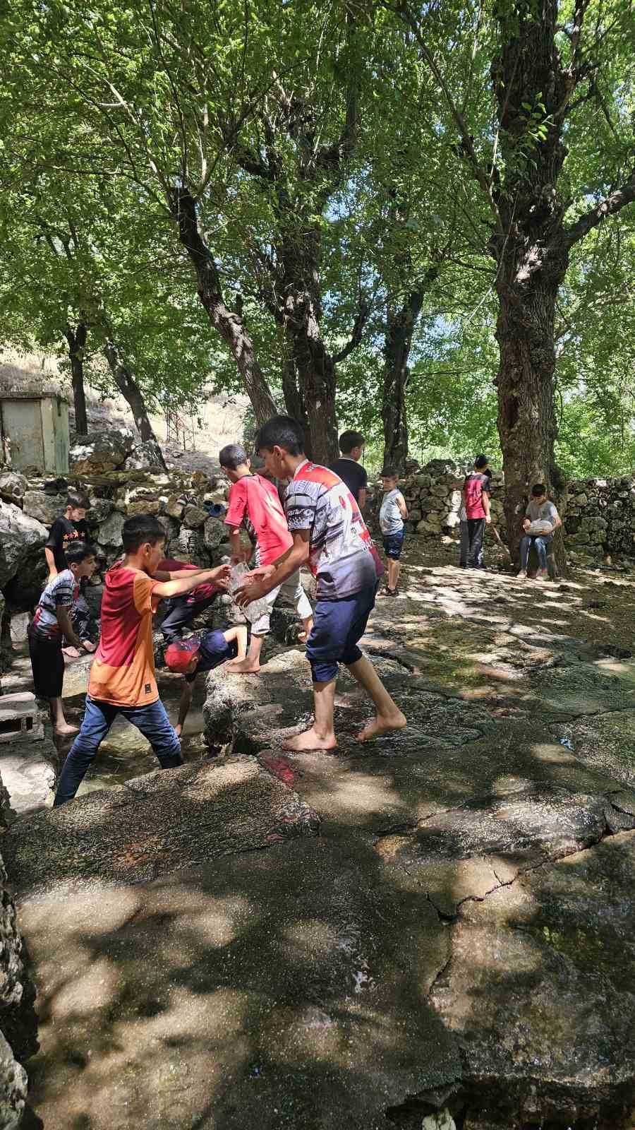 Medrese öğrencileri köy çeşmesi ve piknik alanını kendi imkanlarıyla temizledi