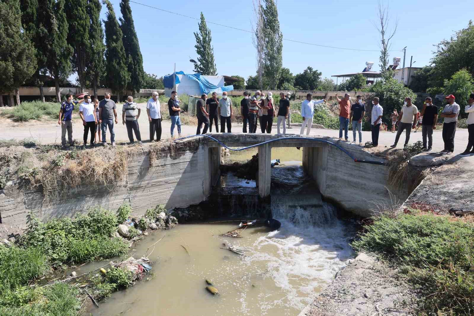 Fabrika atıklarının bırakılmasıyla yıllar içinde çöplük haline gelen derenin kokusu vatandaşlar canından bezdirdi