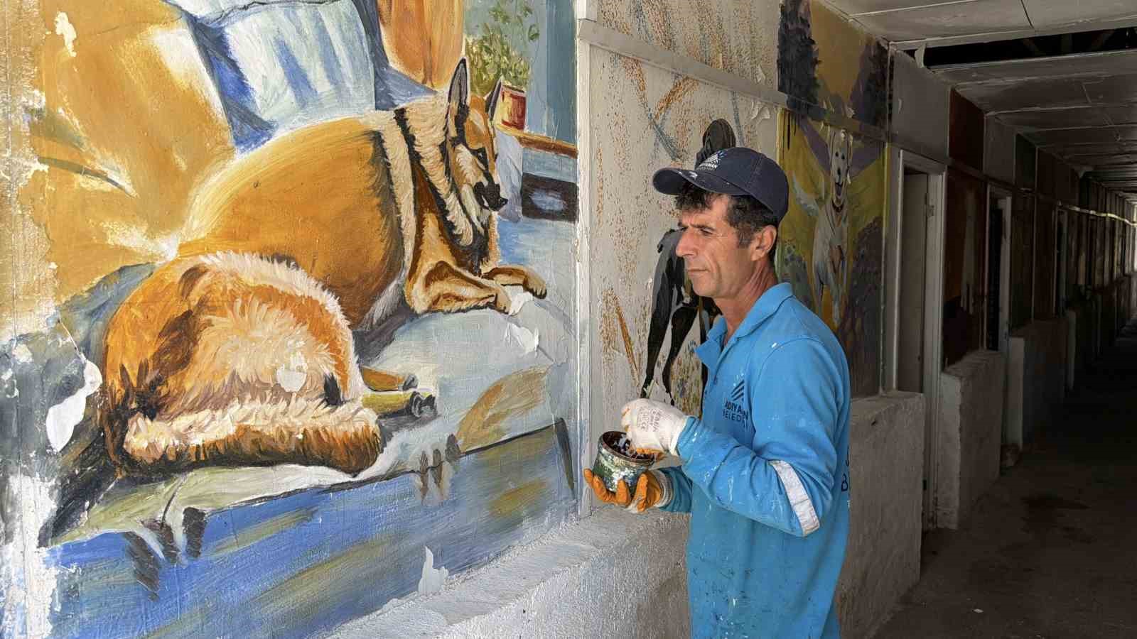 Süpürgesiyle temizlik, fırçasıyla sanat yapıyor