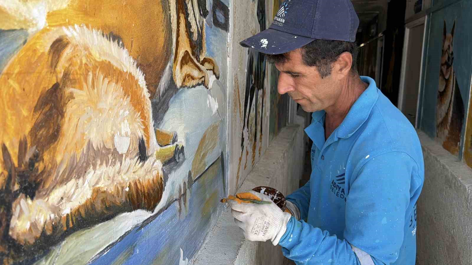 Süpürgesiyle temizlik, fırçasıyla sanat yapıyor