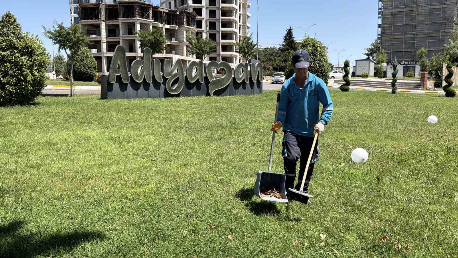 Süpürgesiyle temizlik, fırçasıyla sanat yapıyor