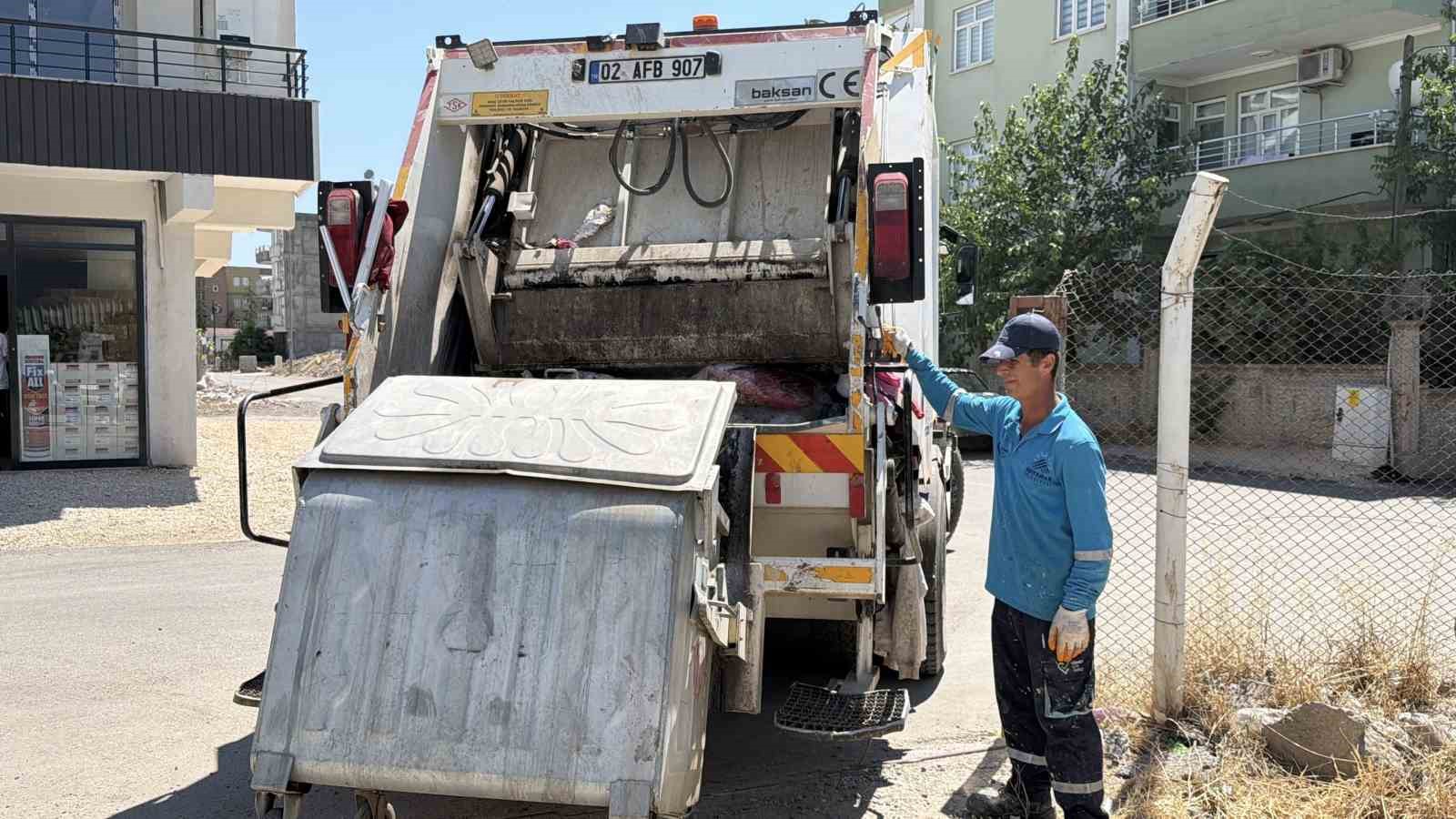 Süpürgesiyle temizlik, fırçasıyla sanat yapıyor