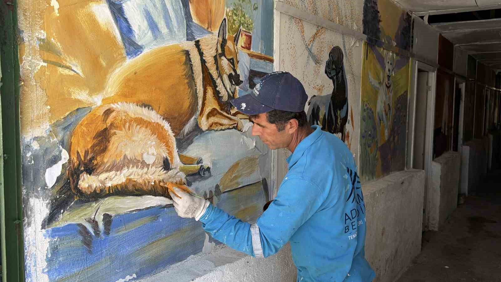 Süpürgesiyle temizlik, fırçasıyla sanat yapıyor