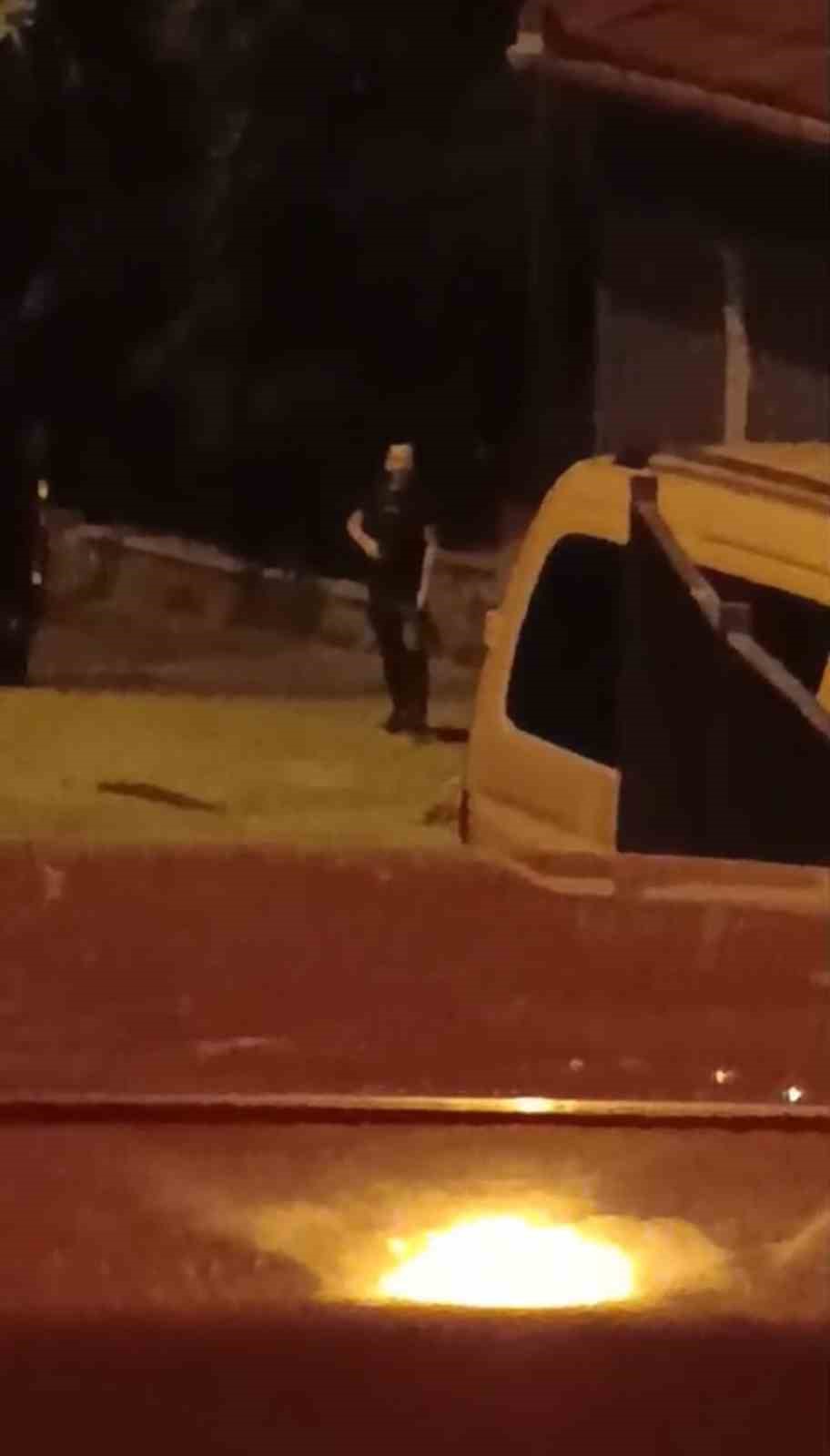 Pompalı tüfekle geldi, gece yarısı mahalleliyi sokağa döktü: 1 yaralı