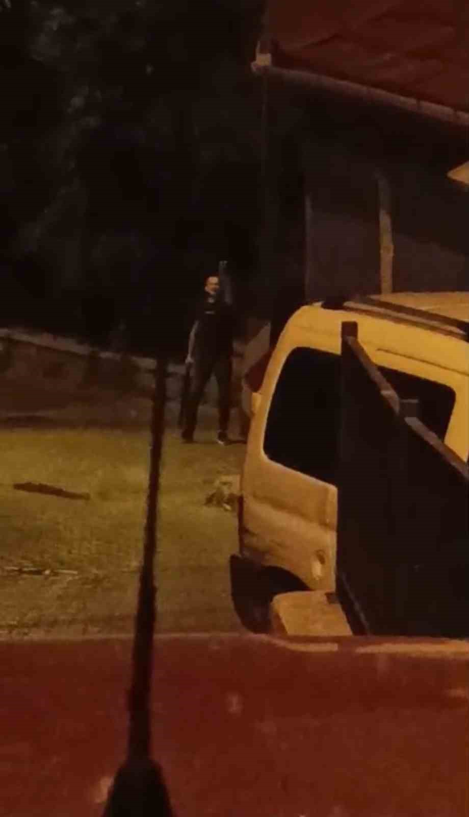 Pompalı tüfekle geldi, gece yarısı mahalleliyi sokağa döktü: 1 yaralı