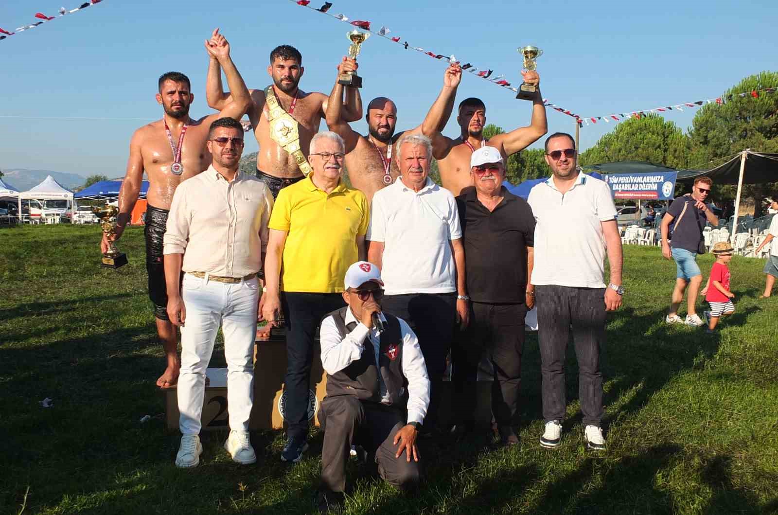 Balıkesir Burhaniye Güreşleri’nde kazanan Erkan Taş