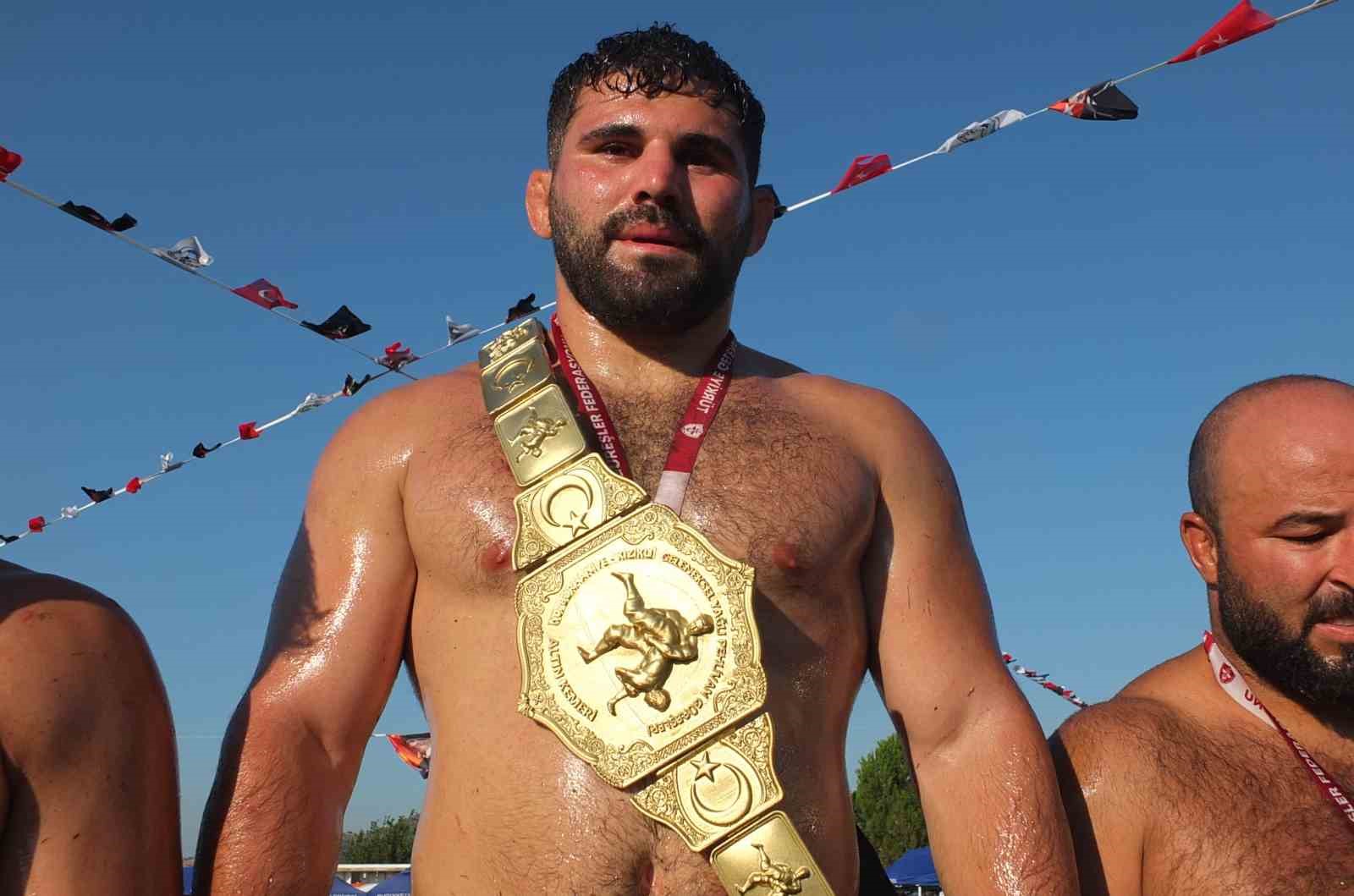 Balıkesir Burhaniye Güreşleri’nde kazanan Erkan Taş