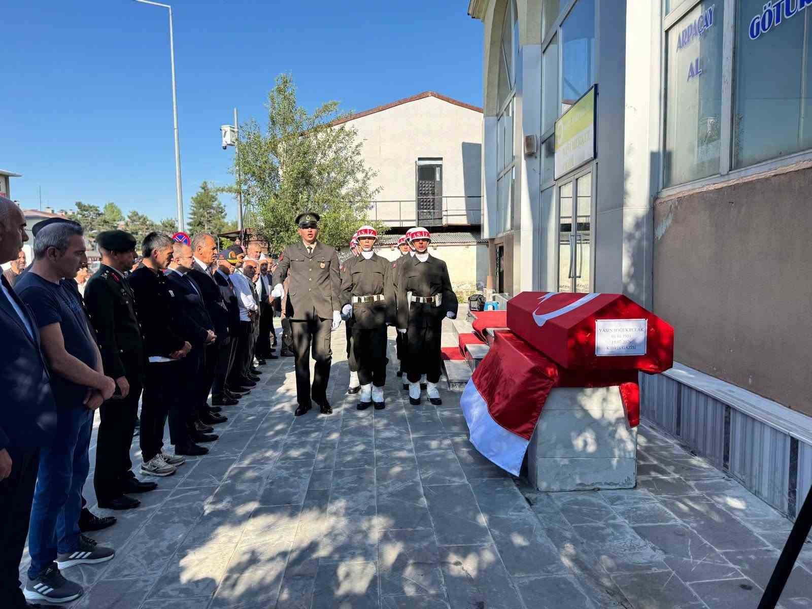 Kıbrıs Gazisi Yasin Soğukbulak Arpaçay’da askeri törenle son yolculuğuna uğurlandı