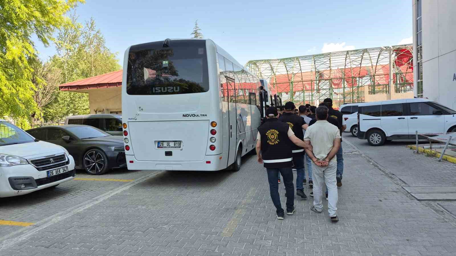 Eskişehir’de polisin de yaralandığı kavga ile ilgili 18 şüpheli adliyeye sevk edildi