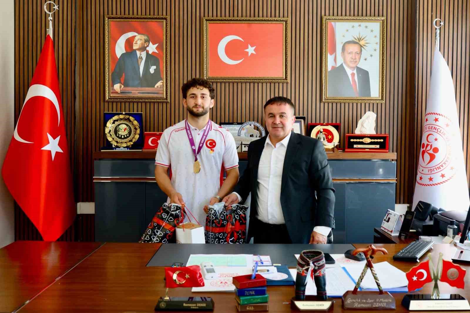 Avrupa Şampiyonu Bilecikli güreşçiye coşkulu karşılama