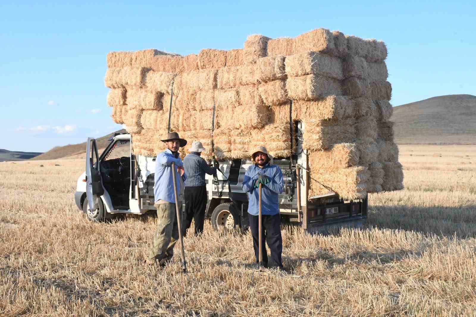 Hasat sonrası balya mesaisi başladı: Günlük kazanç 7 bin lirayı buluyor