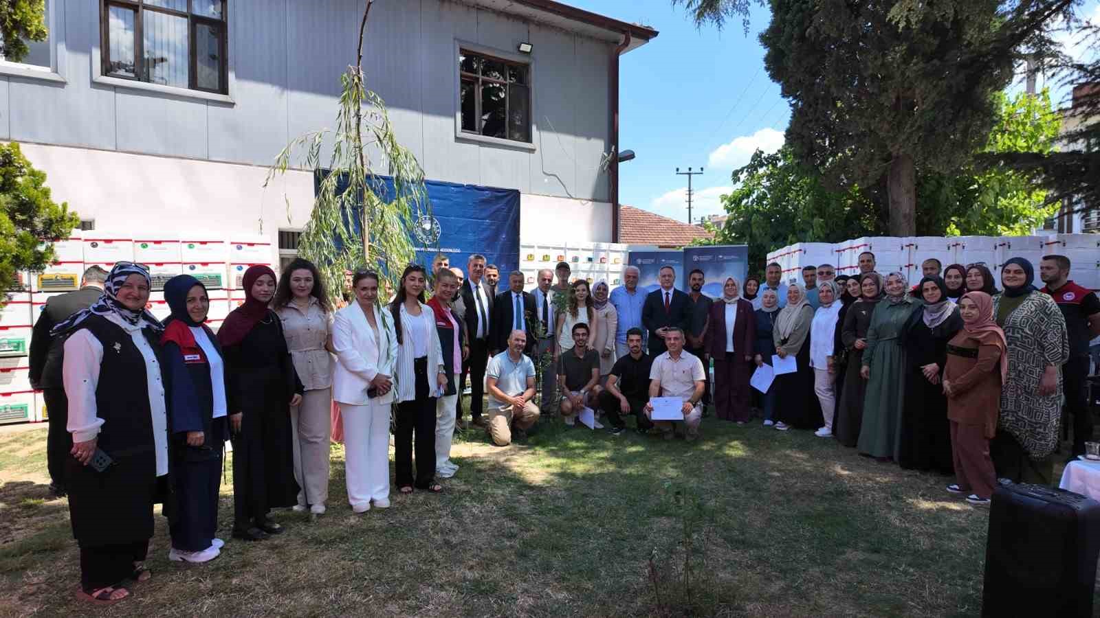 Genç arıcılara 380 adet arısız strafor kovan dağıtıldı
