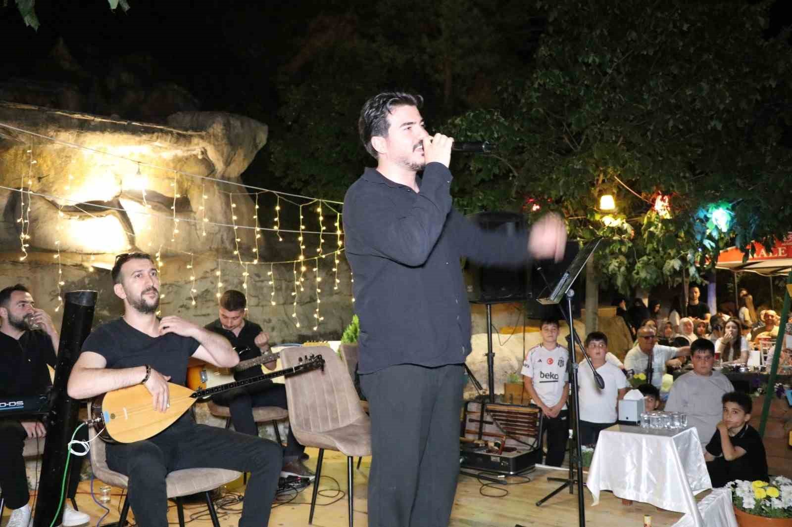 Oltu’da türkü dolu gece: Ceyhun Can konseri büyük ilgi gördü