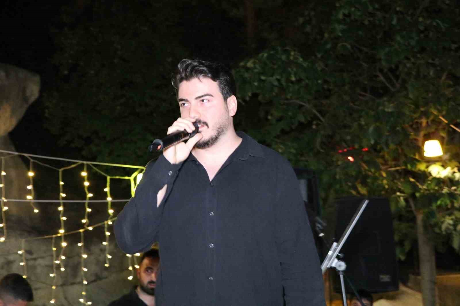 Oltu’da türkü dolu gece: Ceyhun Can konseri büyük ilgi gördü