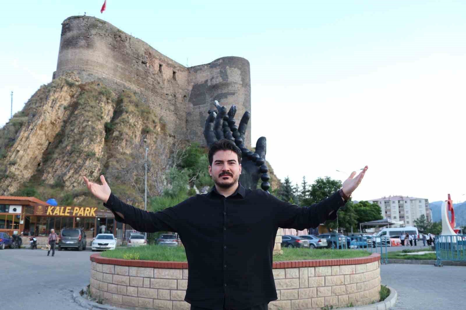Oltu’da türkü dolu gece: Ceyhun Can konseri büyük ilgi gördü