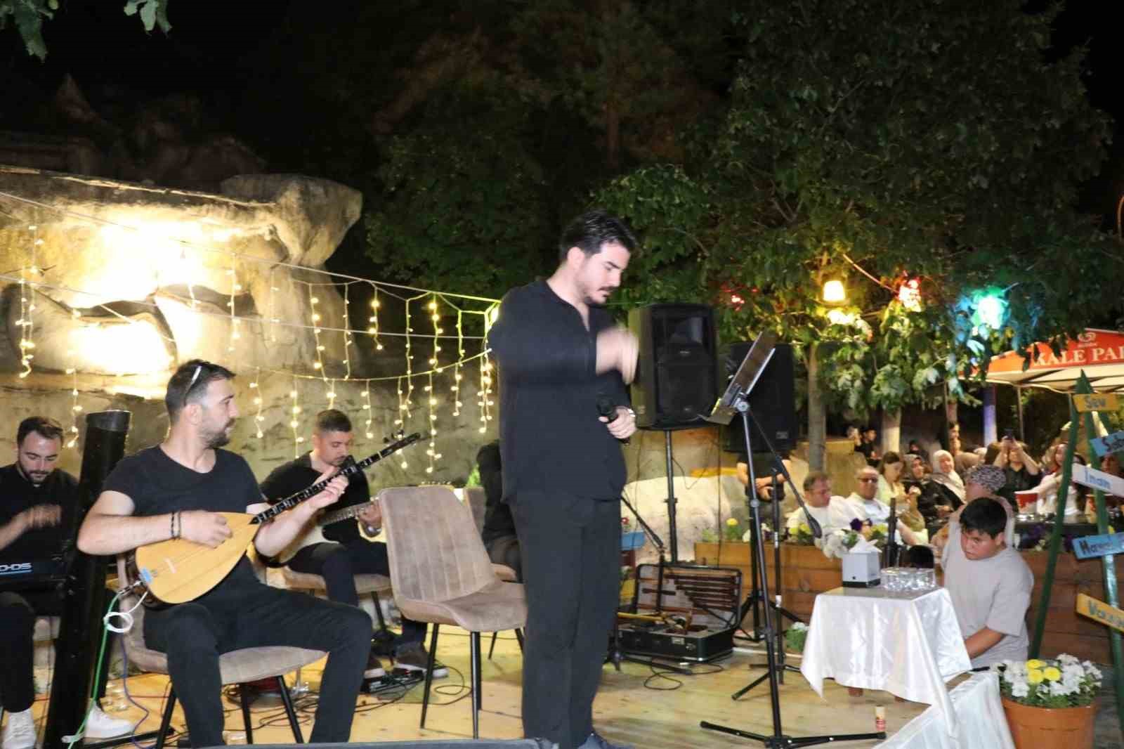 Oltu’da türkü dolu gece: Ceyhun Can konseri büyük ilgi gördü