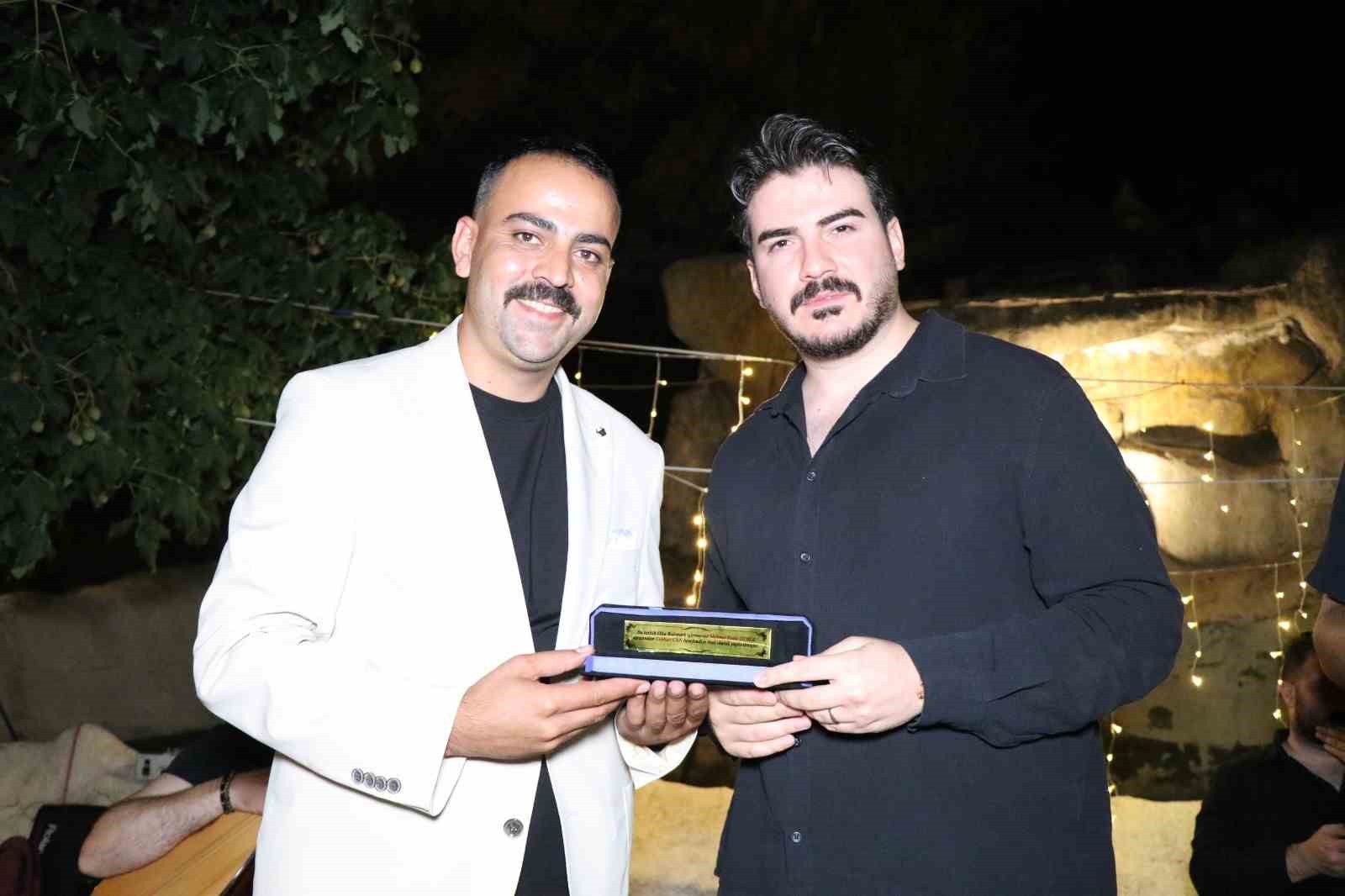 Oltu’da türkü dolu gece: Ceyhun Can konseri büyük ilgi gördü