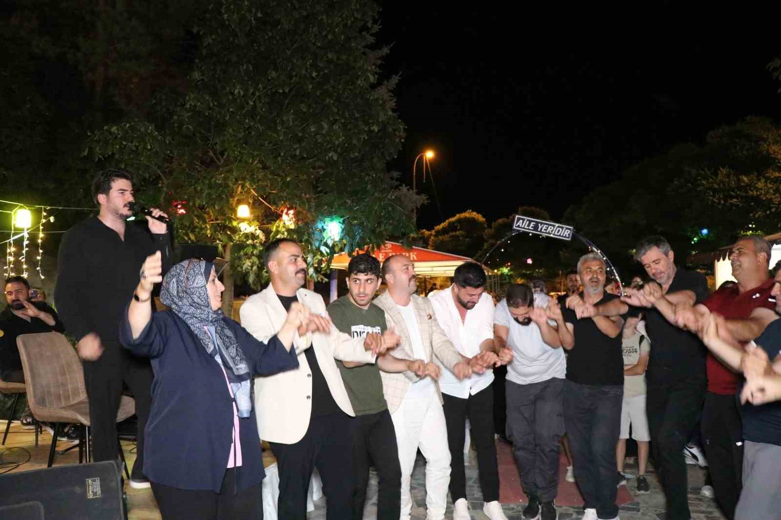 Oltu’da türkü dolu gece: Ceyhun Can konseri büyük ilgi gördü
