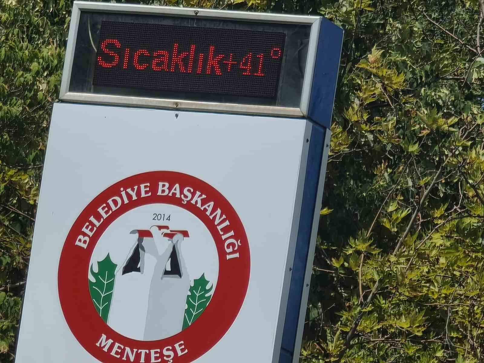Sıcaktan bunalan vatandaş soluğu oto yıkamacıda aldı