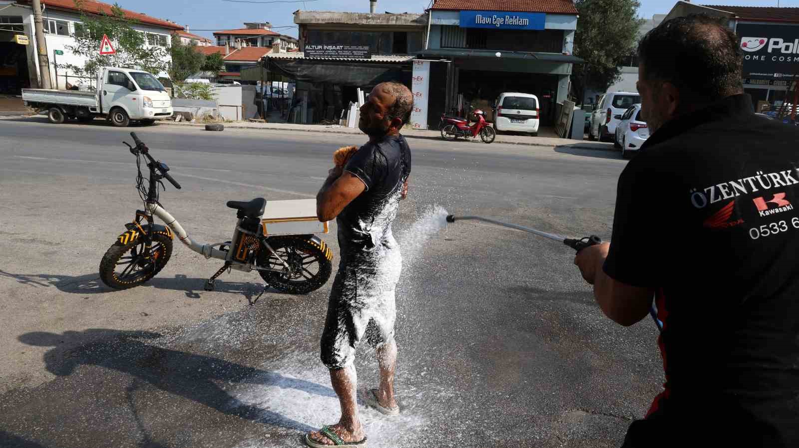 Sıcaktan bunalan vatandaş soluğu oto yıkamacıda aldı