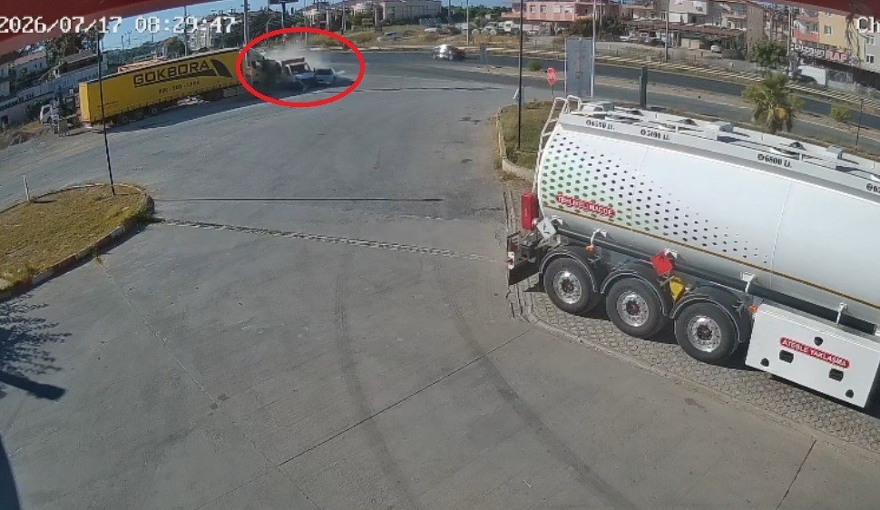 Kamyonet ile otomobilin çarpışma anı kamerada: 2 yaralı