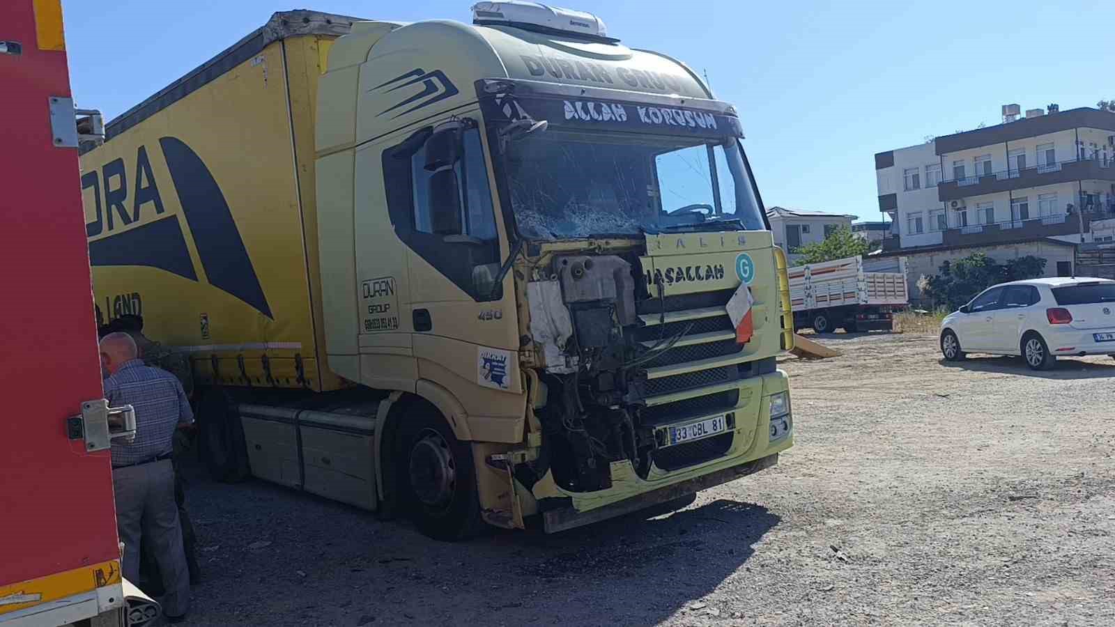 Kamyonet ile otomobilin çarpışma anı kamerada: 2 yaralı