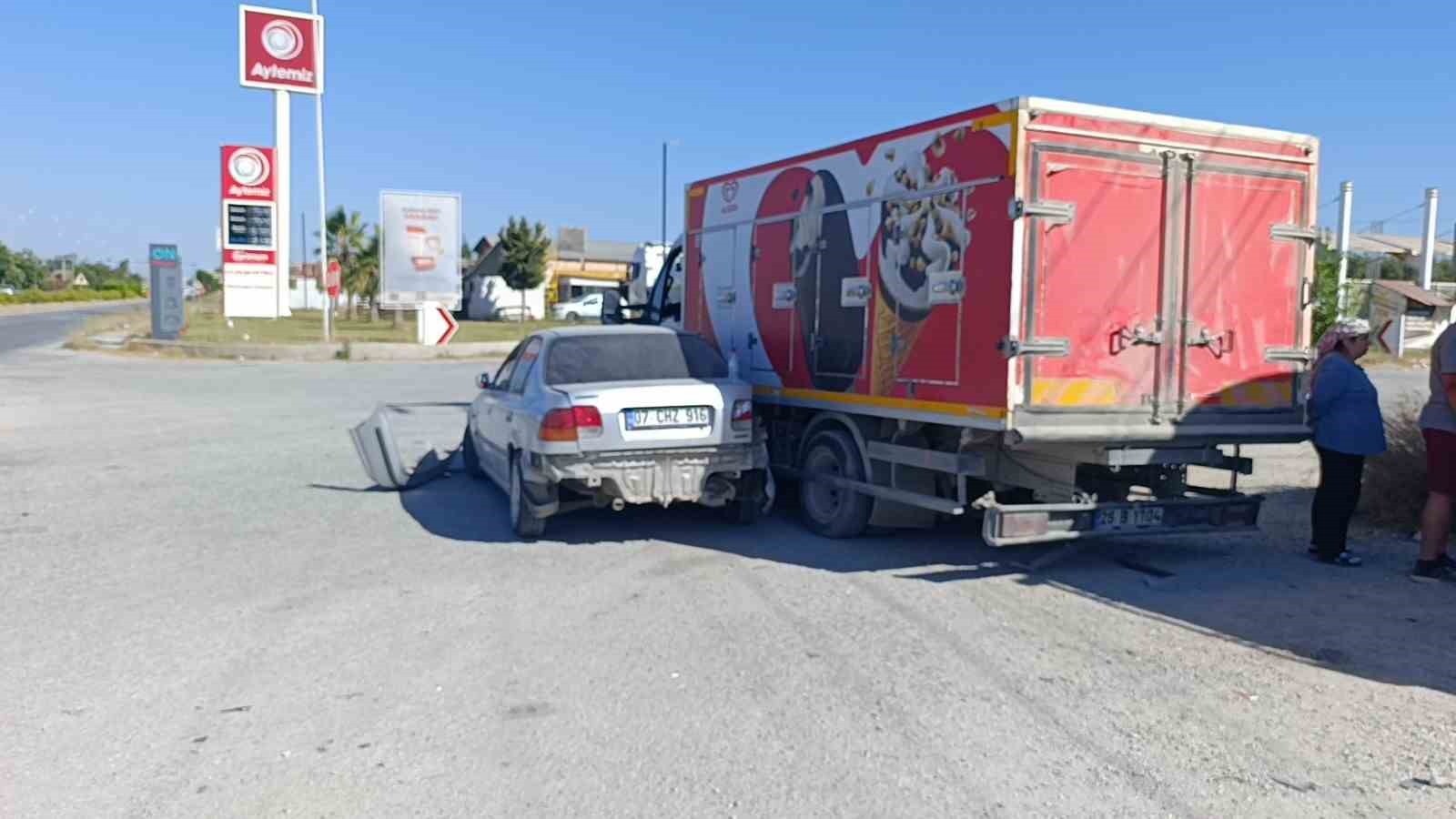 Kamyonet ile otomobilin çarpışma anı kamerada: 2 yaralı