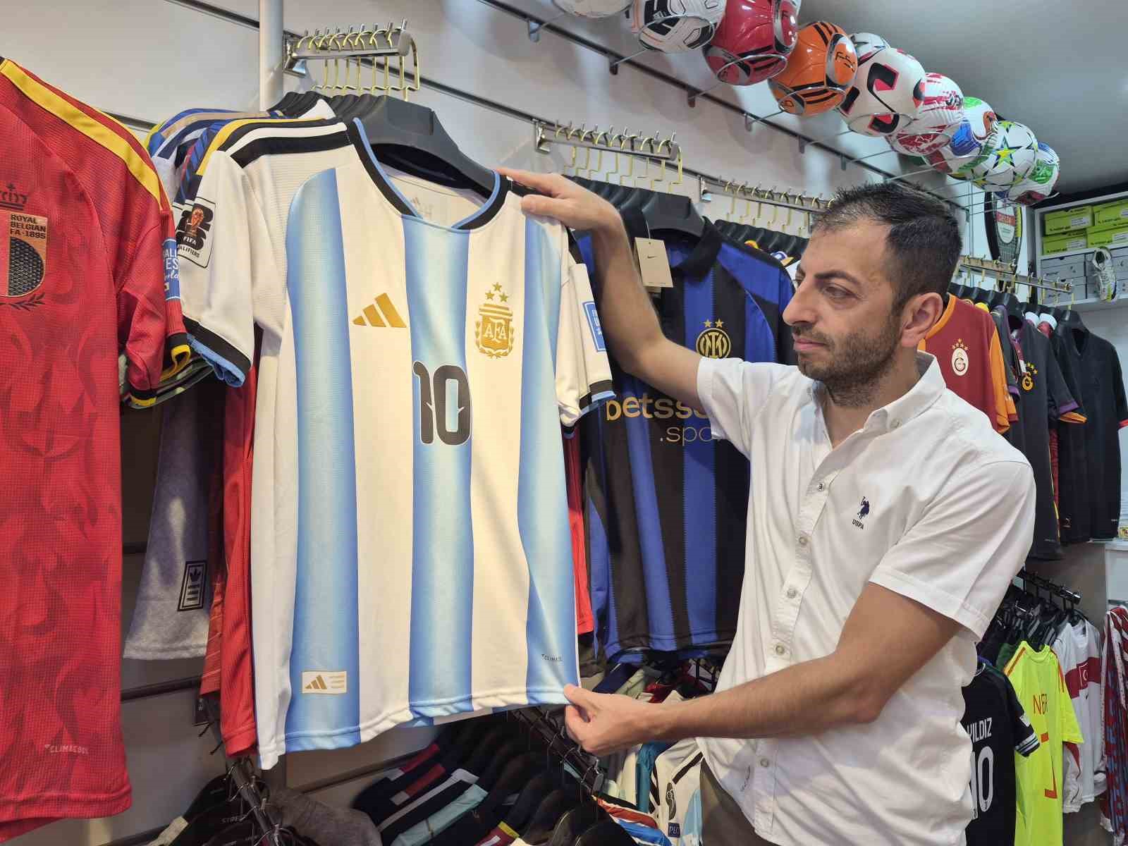 Milli maçların ardından forma satışlarında Messi hareketliliği