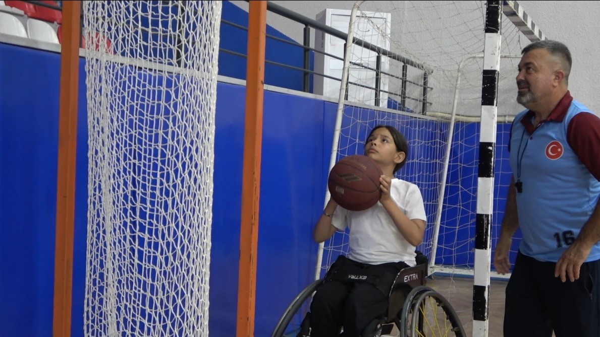 Osmaniye’de tecrübeli basketbolcular, geleceğin yıldızlarına yol gösteriyor