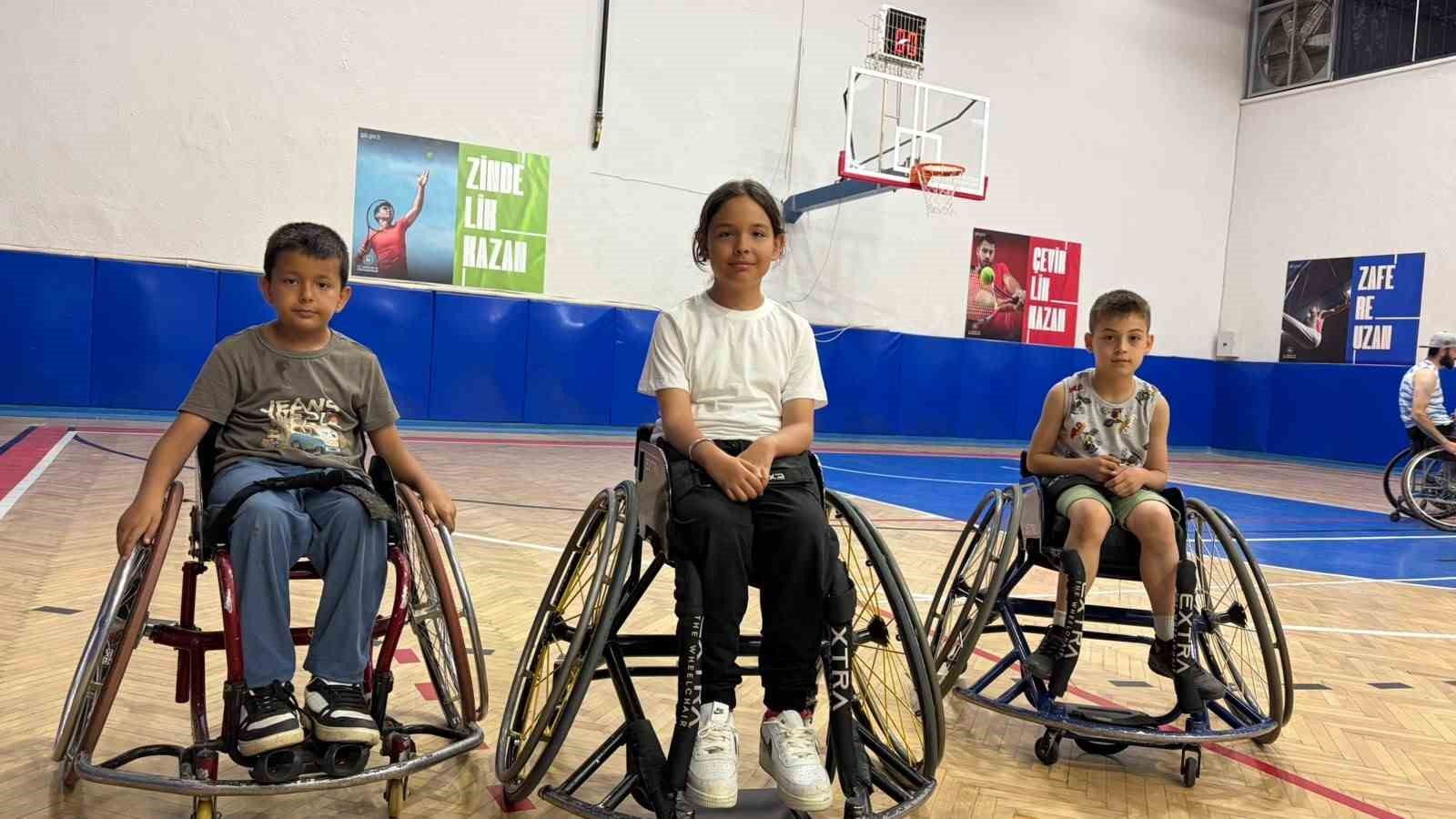 Osmaniye’de tecrübeli basketbolcular, geleceğin yıldızlarına yol gösteriyor