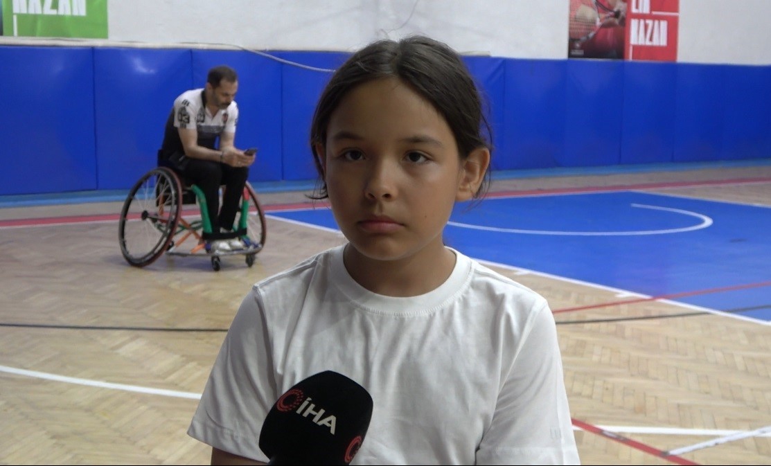 Osmaniye’de tecrübeli basketbolcular, geleceğin yıldızlarına yol gösteriyor