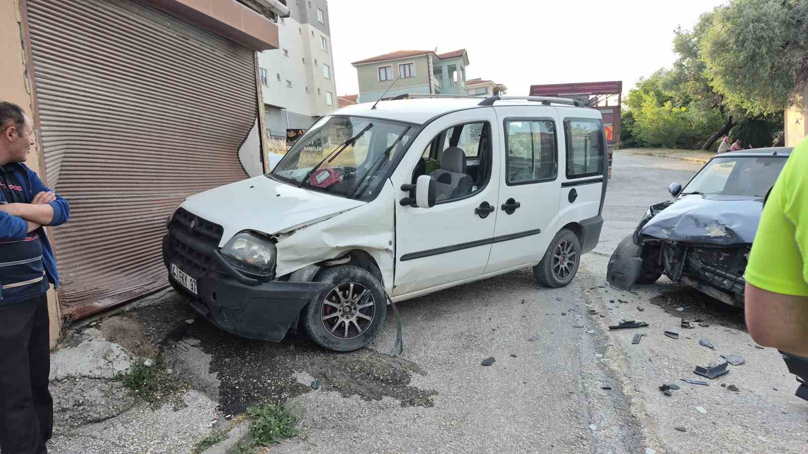 Eskişehir’de 2 araç kafa kafaya çarpıştı, faciadan dönüldü