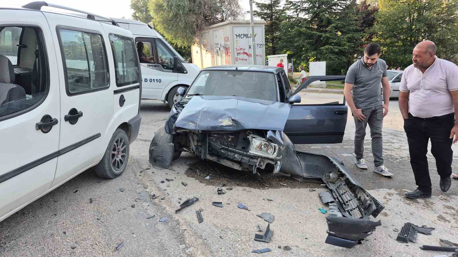 Eskişehir’de 2 araç kafa kafaya çarpıştı, faciadan dönüldü