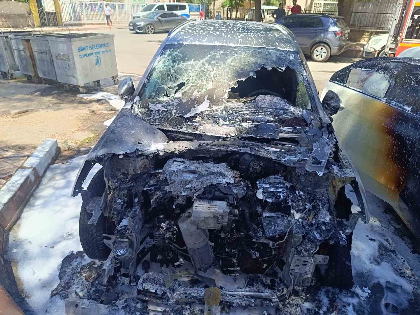Park halindeki otomobil alev aldı, yangın diğer araca da sıçradı