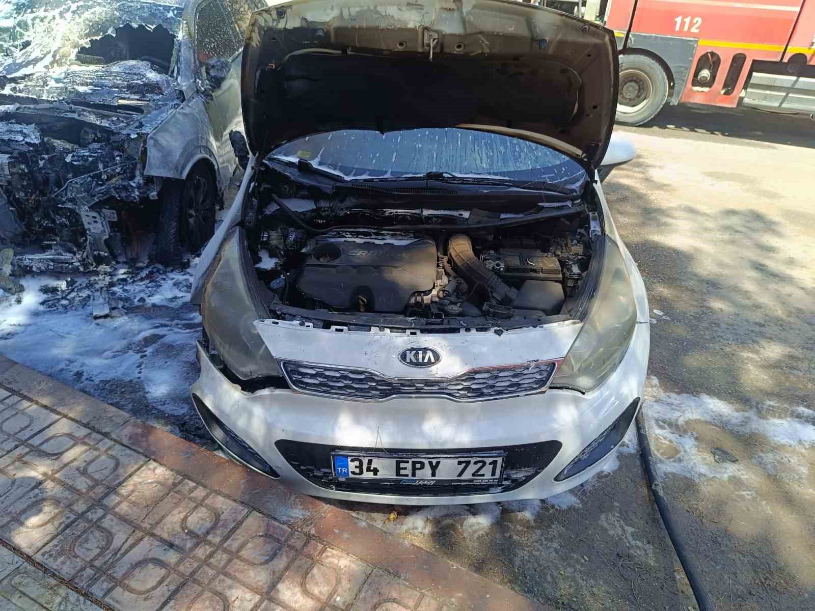 Park halindeki otomobil alev aldı, yangın diğer araca da sıçradı