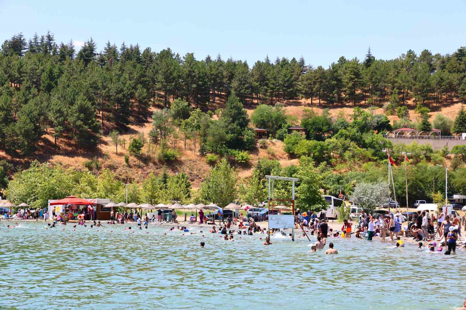 Ege ve Akdeniz sahillerini aratmayan görüntüler: Doğu’nun saklı denizi tatilcilerin akınına uğradı
