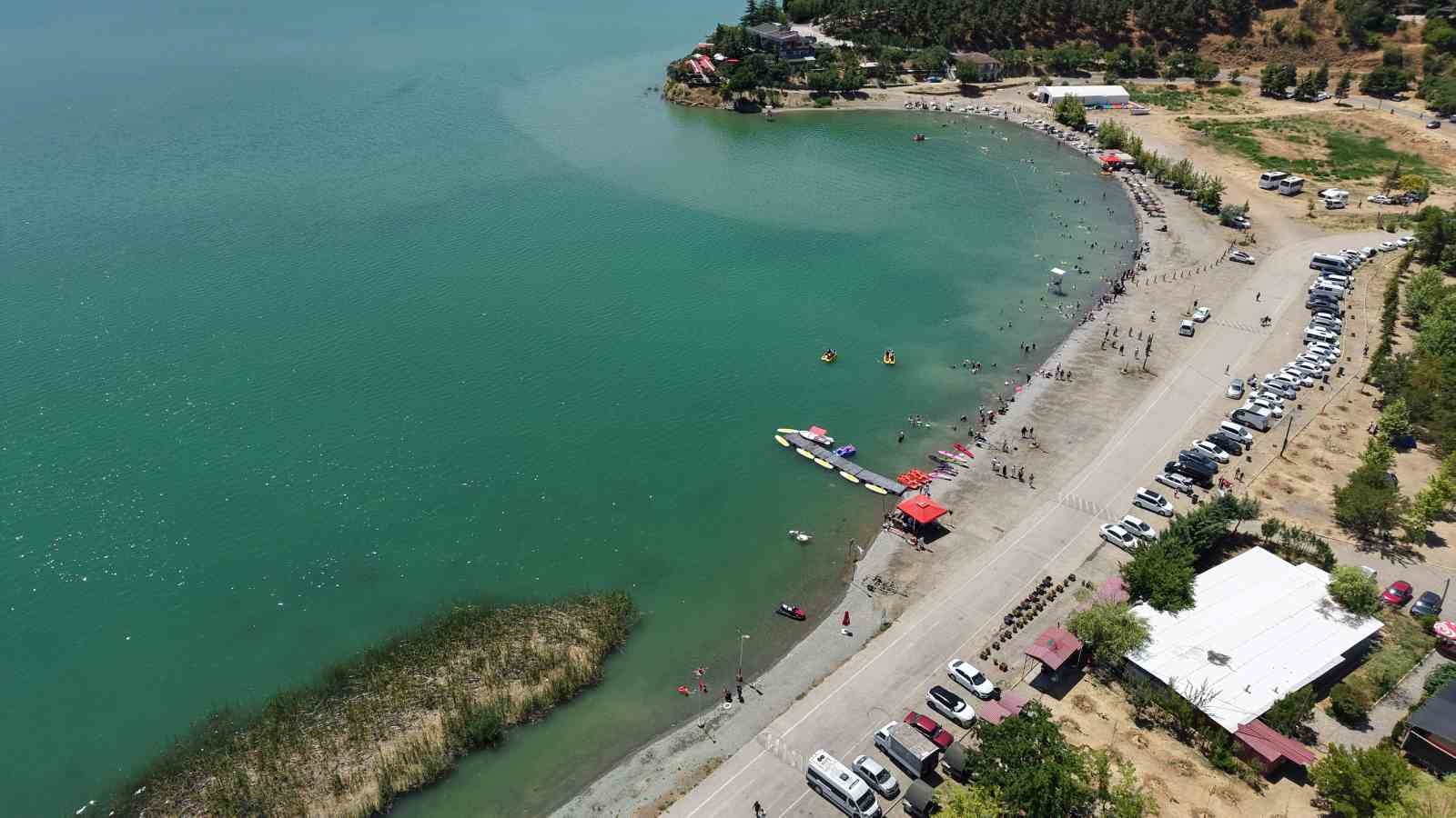 Ege ve Akdeniz sahillerini aratmayan görüntüler: Doğu’nun saklı denizi tatilcilerin akınına uğradı