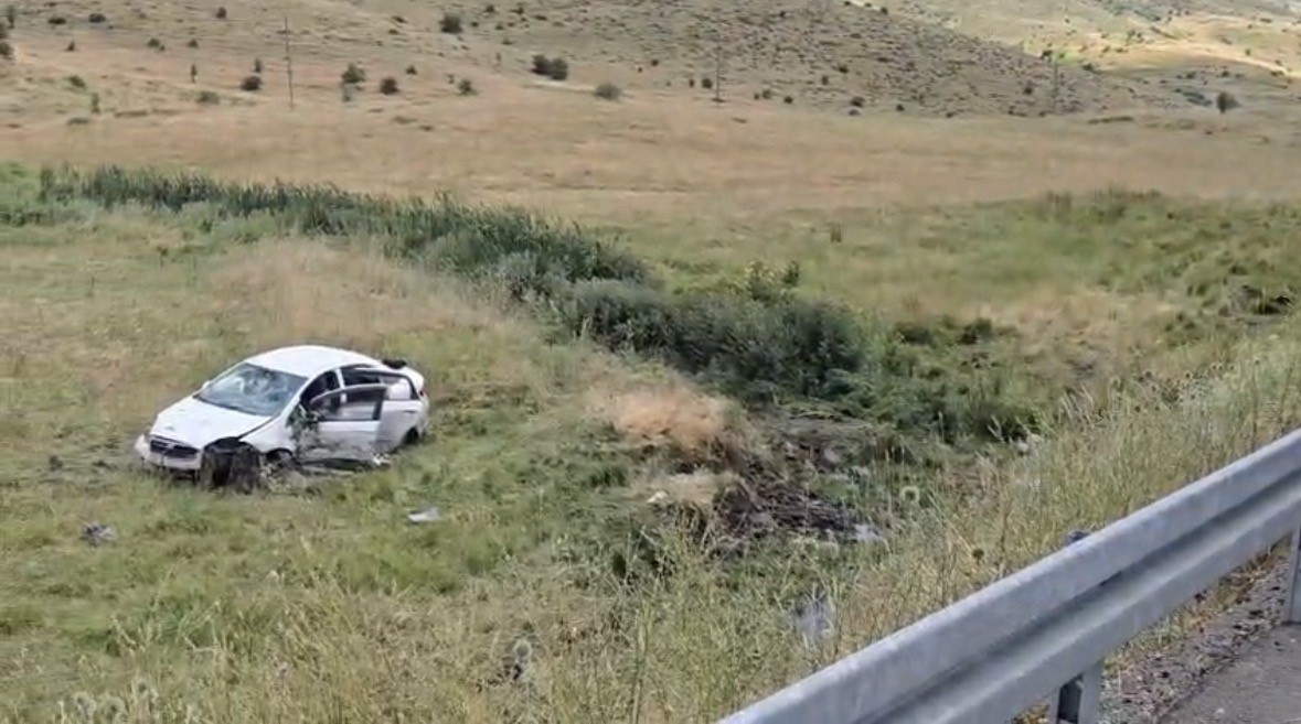 Bingöl’de kontrolden çıkan otomobil araziye uçtu: 3 yaralı