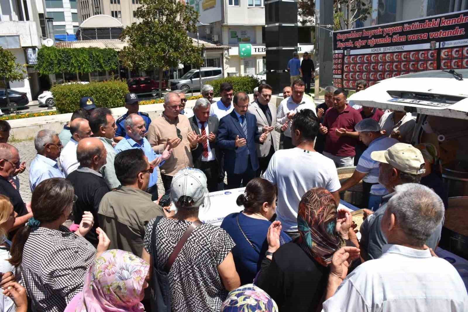 Salihli’de şehit aileleri aşure geleneğini sürdürdü