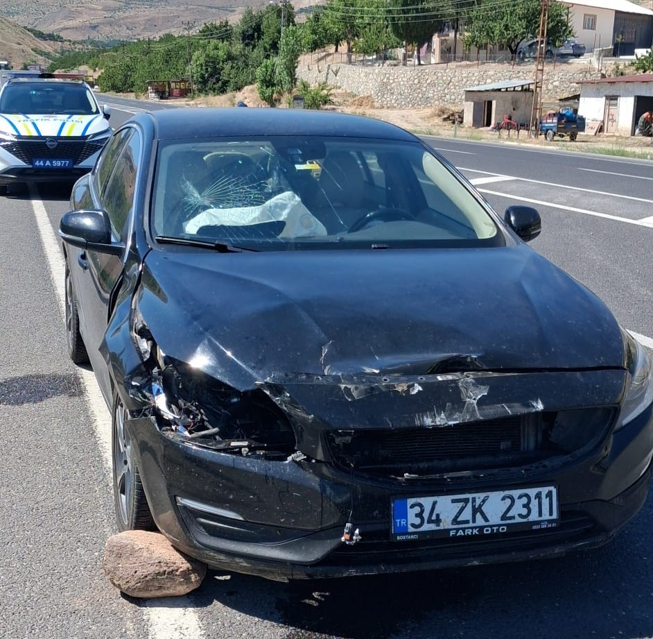 Malatya’da otomobil ile tır çarpıştı: 2 yaralı