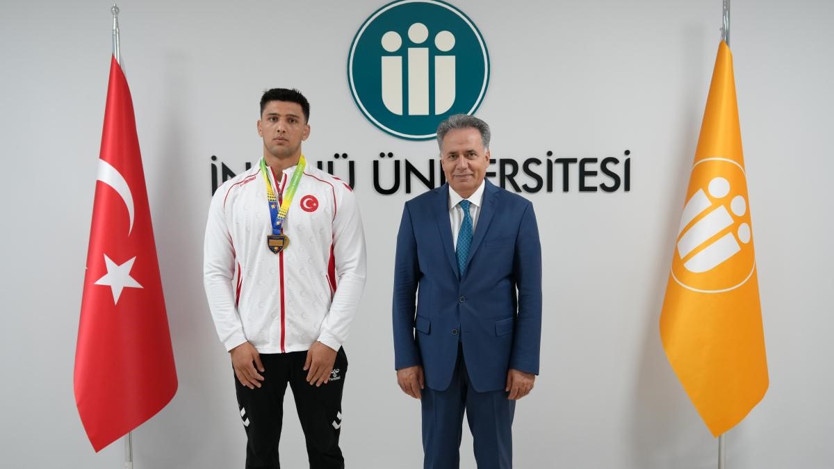 Milli Güreşçi Emir Ömer Bozbağ, Rektör Akpolat’ı ziyaret etti