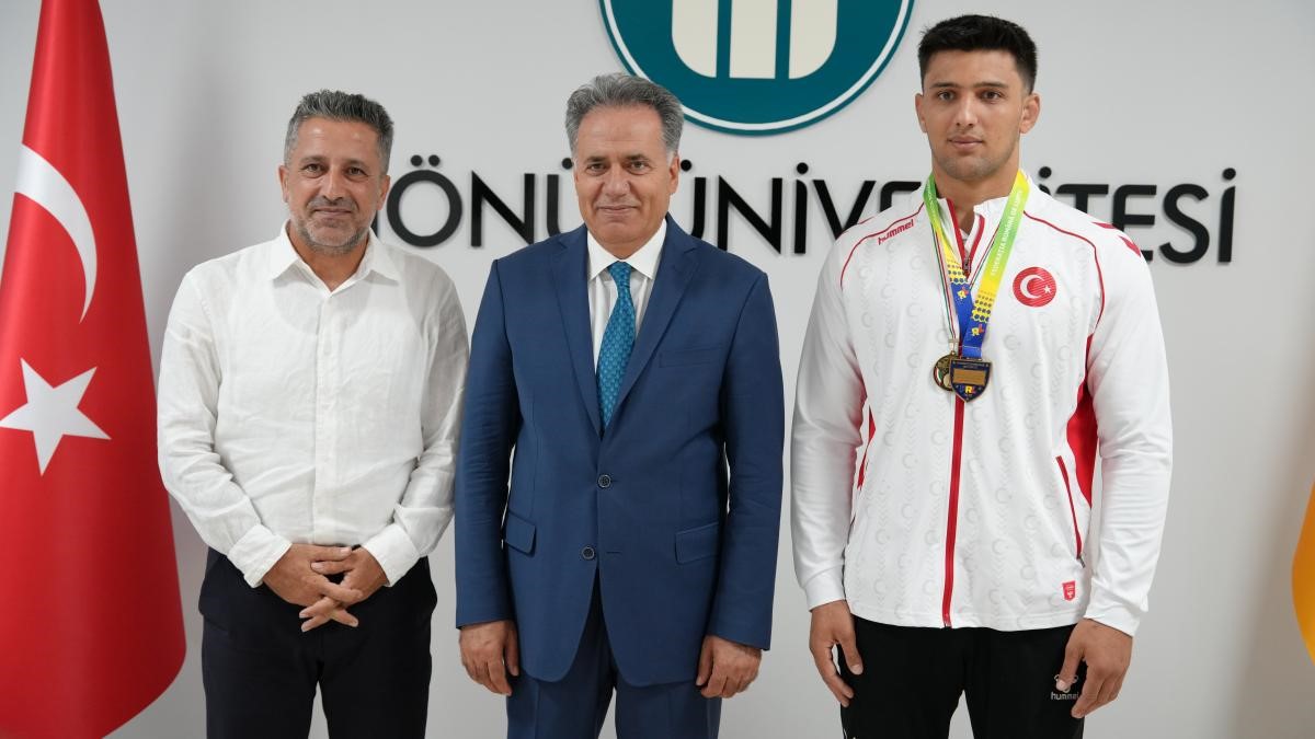Milli Güreşçi Emir Ömer Bozbağ, Rektör Akpolat’ı ziyaret etti