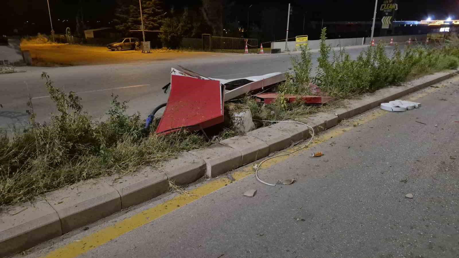 Eskişehir’de alkollü sürücünün kullandığı otomobil orta refüjdeki tabelayı devirdi