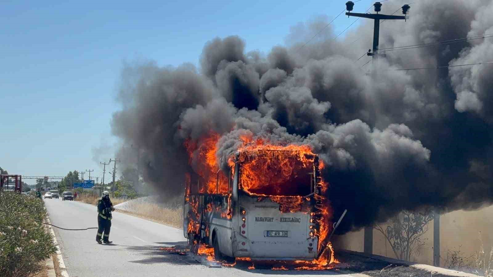 Antalya’da yolcu midibüsü alev alev yandı, sürücü yolcuları tahliye etti