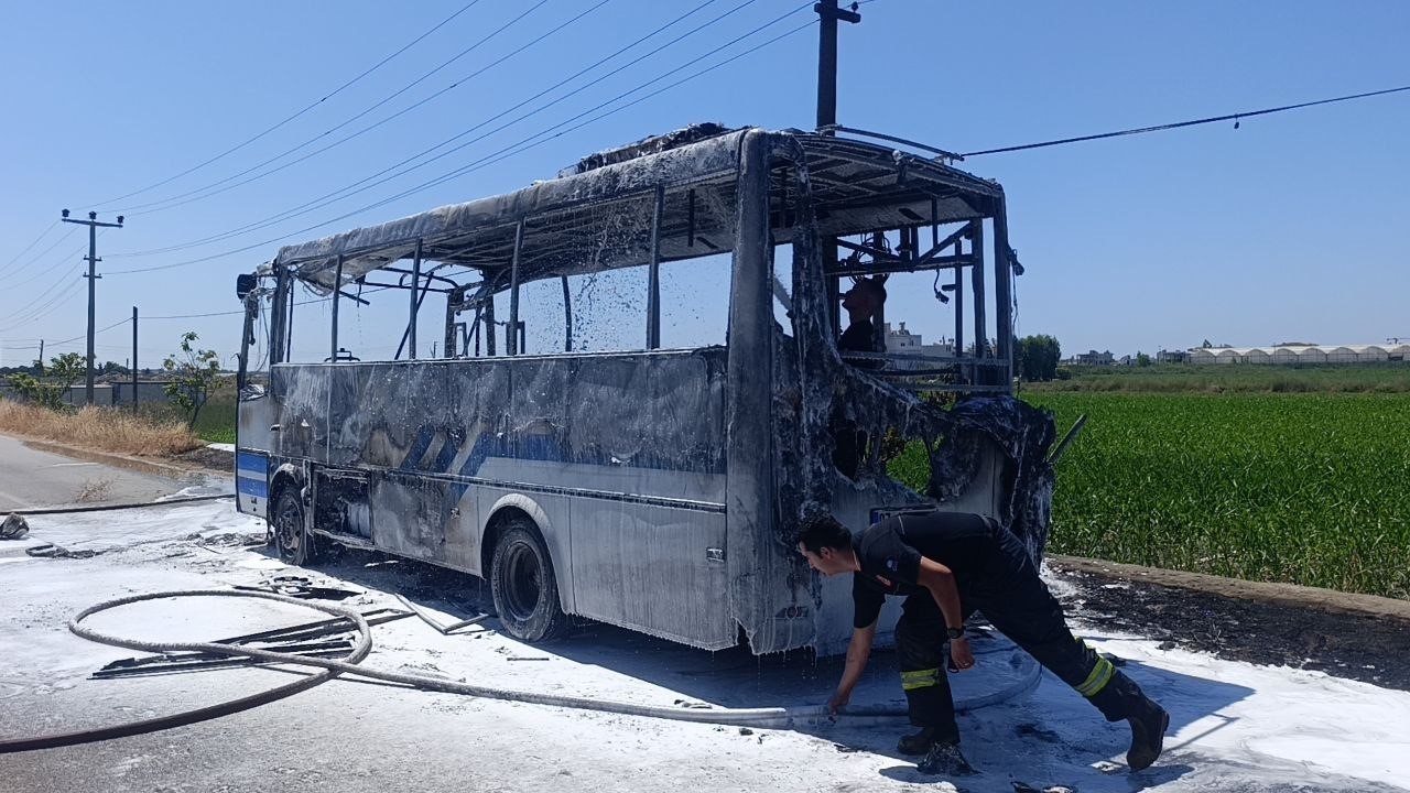 Antalya’da yolcu midibüsü alev alev yandı, sürücü yolcuları tahliye etti