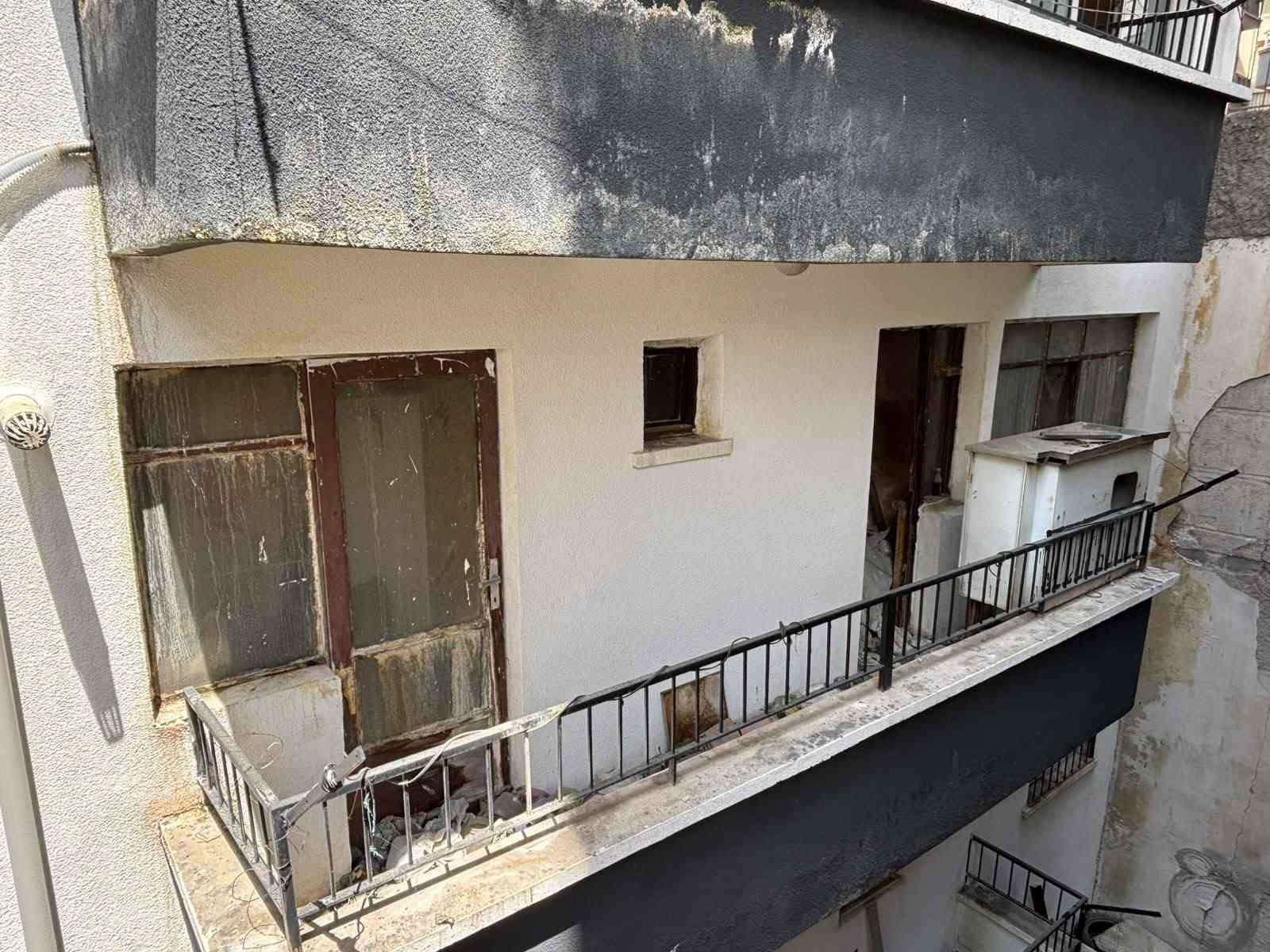 Ankara’da yaşlı çifte ait evden kamyon dolusu çöp çıkartıldı
