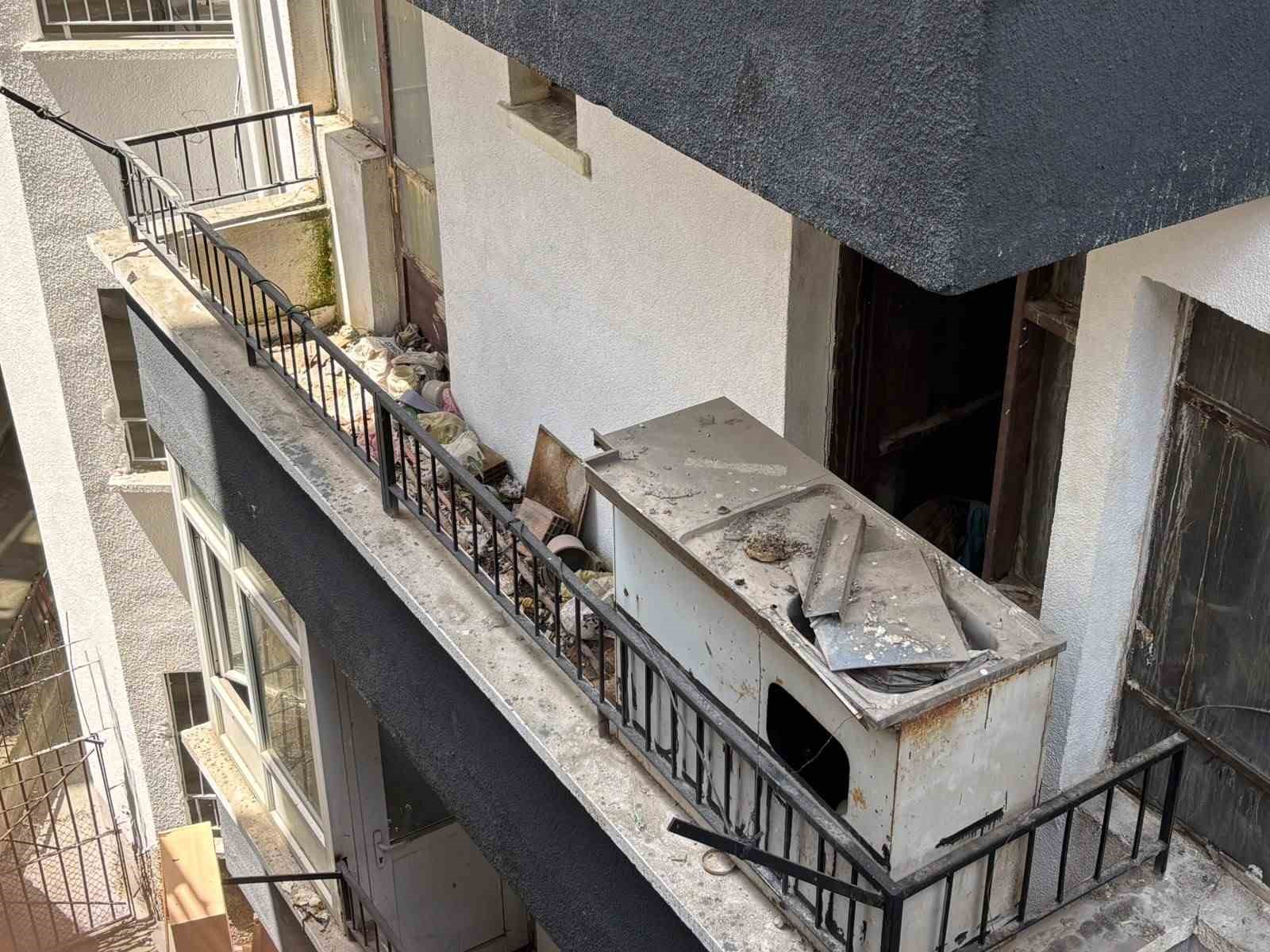 Ankara’da yaşlı çifte ait evden kamyon dolusu çöp çıkartıldı